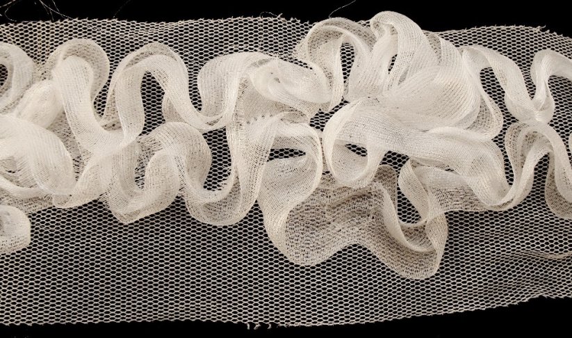 Rüschenband auf Tüll - weiß - Breite 6,5 cm