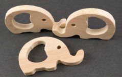 Dřevěná ozdoba na dudlík - sloneček - světlé dřevo - rozměr 7,5 cm x 5 cm