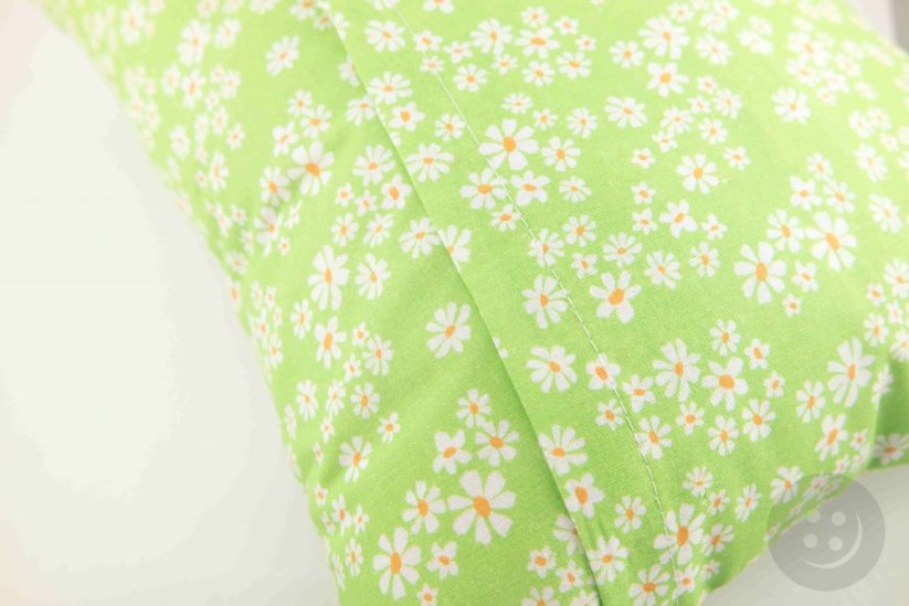 Bylinkový vankúšik na pokojný spánok - biele kvetinky na zelenom podklade - rozmer 35 cm x 28 cm