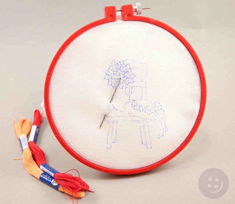 Dětská předloha na vyšívání s plastovým rámečkem - židlička - průměr 15 cm
