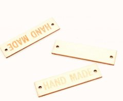 Našívací dřevěná cedulka HAND MADE - světlé dřevo - rozměr 5 cm x 1,2 cm