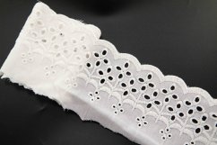 Bavlněná madeira - kytičky na stopce - lomená bílá - šířka 7,5 cm