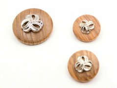 Dřevěný knoflík se spodním přišitím - s mašličkou - přírodní, stříbrná - průměr 1,7 cm
