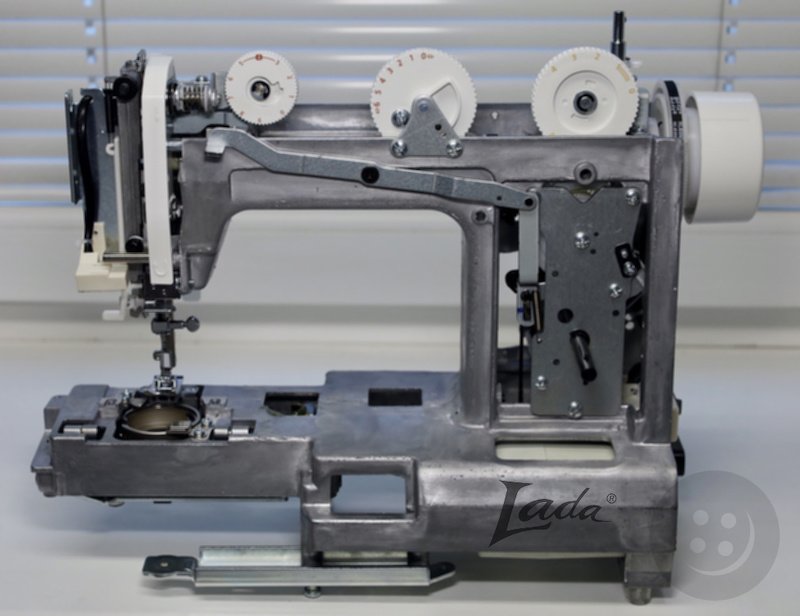 Šijací stroj LADA L60 s možnosťou regulácie prítlačnej pätky + nadštandardné príslušenstvo
