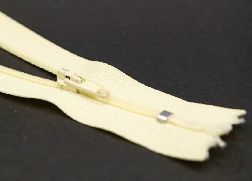 Nedělitelný jemný plastový spirálový zip (velikost číslo 3) různé barvy - délka 12 cm - 60 cm