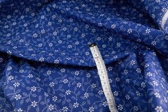 Bavlněné plátno - bílé kytičky s lístky na modrém podkladu, modrotisk - šířka 140 cm