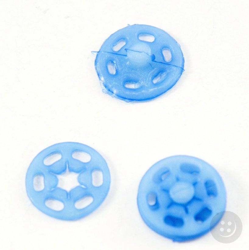 Plastový patentiek - svetlo modrá - priemer 1,5 cm