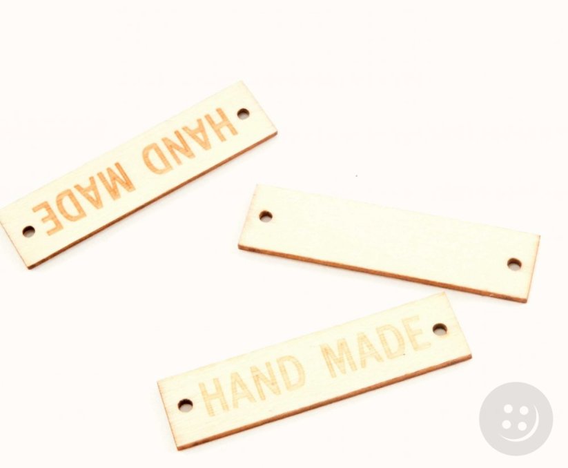 Našívací dřevěná cedulka HAND MADE - světlé dřevo - rozměr 5 cm x 1,2 cm