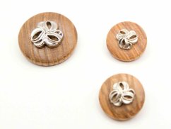 Dřevěný knoflík se spodním přišitím - s mašličkou - přírodní, stříbrná - průměr 1,7 cm