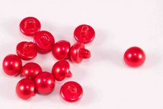 Gombík perlička so spodným prišitím - červená perleťová - priemer 0,9 cm