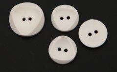 Dírkový knoflík - zdobení trojúhelníkem - lomená bílá - průměr 1,6cm