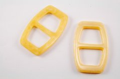 Plastová odevná pracka - smotanová - prievlak 2,5 cm - rozmer 5,7 cm x 3,7 cm