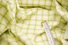 Baumwollleinwand - grüne, gelbe Würfel auf cremefarbenem Grund - Breite 140 cm