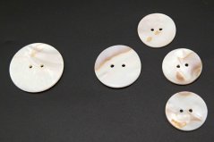 Perleťový gombík - béžovo biely - priemer 2,5 cm
