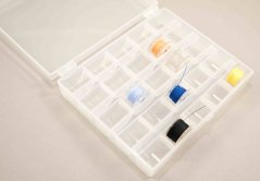 Transparent plastic box for 25 bobbins - dimensions 10 cm x 12 cm