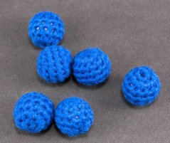 Obháčkovaný dřevěný korálek na dudlík - modrá - průměr 1,5 cm