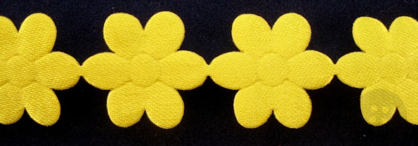 Saténové kytičky v metráži - žlutá - šířka 1,8 cm