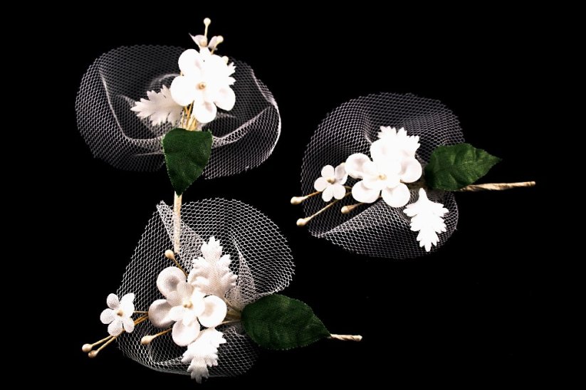 Květina do klopy - bílá - rozměry 7,5 cm x 5,5 cm