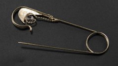 Ozdobná spínacia ihla - tmavá zlatá s priehľadným kamienkom - kovová