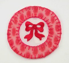 Nažehlovací záplata - červená mašlička v ozdobném kroužku - průměr 4,5 cm