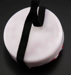 Jehelníček na ruku - červeno - bílý - průměr 6,5 cm
