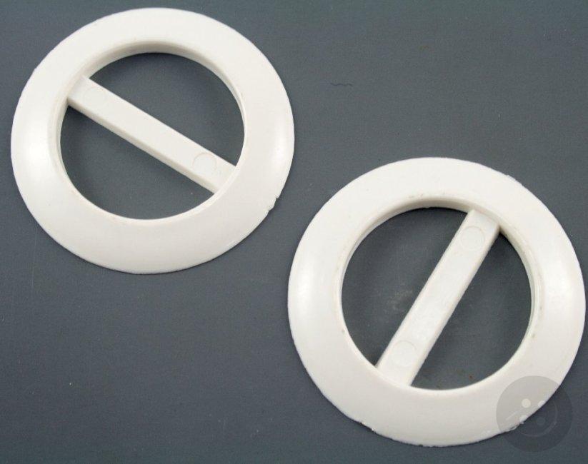 Plastová odevná pracka - biela - prievlak 3,1 cm - priemer 4,6 cm