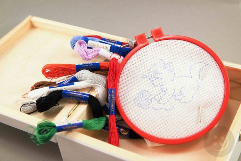 Children's embroidery set in a wooden box - kitten with a ball