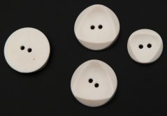 Dírkový knoflík - zdobení trojúhelníkem - lomená bílá - průměr 2,07cm