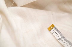 Bavlněné plátno - vetkávané režné kostky na smetanovém podkladu - šíře 150 cm