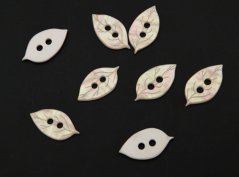 Dírkový knoflík - lísteček- perleťová bílá - 1cm x 1,9 cm