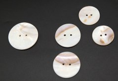 Perleťový gombík - bielo béžový - priemer 2,9 cm