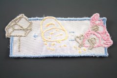 Sew-on patch - Bird with a birdhouse - white, blue, pink, yellow, gold - dimensions 3 cm x 7,5 cm
