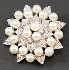 Kovová brož s krystaly a perličkami - transparentní, stříbrná, perleťová - průměr 4 cm