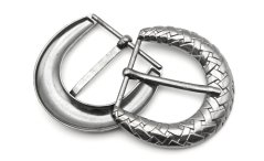 Verzierte Metallschnalle mit Dorn – glänzendes dunkles Silber