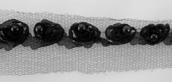 Band auf Tüll mit Blumen - schwarz - Breite 4 cm