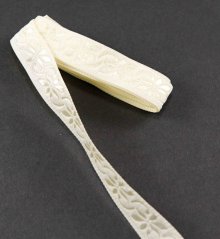 Cremig braid with cream flowers - cream - width 1,5 cm