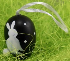 Kleines Osterei mit Hasen auf einer Schleife - schwarz, weiß