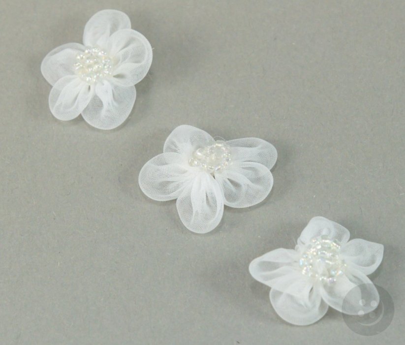 Našívací monofilová kytička s korálkami - bílá - průměr 3 cm
