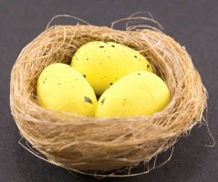 Vajíčka v hnízdě z přírodního vlákna - rozměr 6 cm x 3 cm - přírodní, žlutá, smetanová, bílá, režná