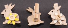 Velikonoční zajíček ze dřeva s kytičkou na kolíčku - bílá, zelená, žlutá - rozměr 4 cm x 2,5 cm