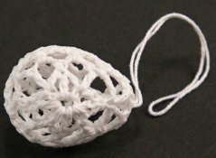Háčkované velikonoční vajíčko- rozměr 3,75 cm x 3 cm - bílá