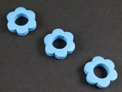 Dřevěný korálek na dudlík - kytička - světle modrá - průměr 2,5 cm