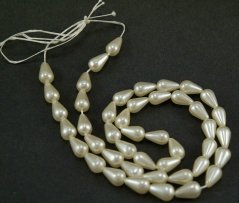 Sklenené perličky v tvare slzičky na šnúre - lomená biela - rozmer 1,3 cm x 1 cm
