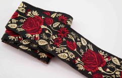 Krojová stuha - čierna s červenými ružami a zlatými vetvičkami - šírka 5 cm