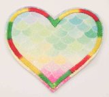 Mit grünen Akzenten