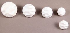 Button with folded pattern, shiny, with bottom stitching - white - diameter 1,5 cm