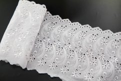 Madeira -  květinové zdobení - bílá - šířka 13,5 cm