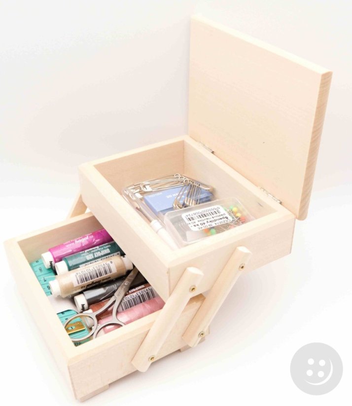 Přírodní rozkladácí krabice s potřebami na šití