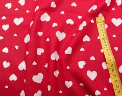 Bavlnené plátno - biele srdiečka na červenom podklade