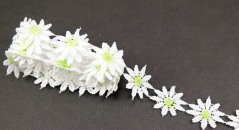 Vzdušná krajka kytička - bílá se zeleným středem - šířka 2,5 cm